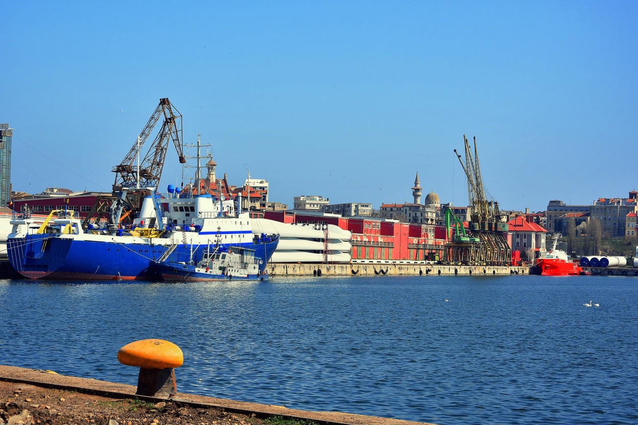 Incident în Constanța. O navă a intrat în coliziune cu o macara plutitoare în port