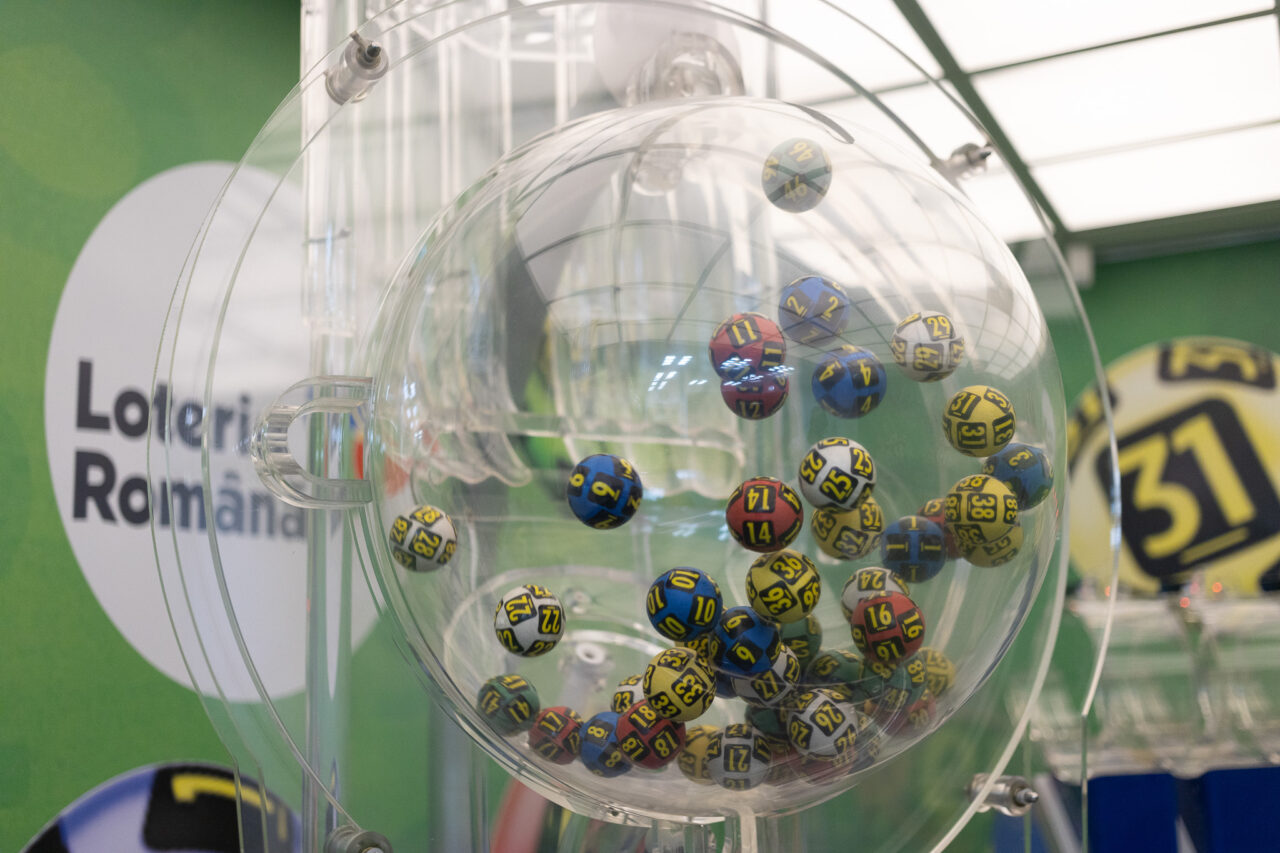 Marele câștigător la premiului de categoria I la tragerea Loto 6/49 și-a ridicat banii. Câte cifre are cecul