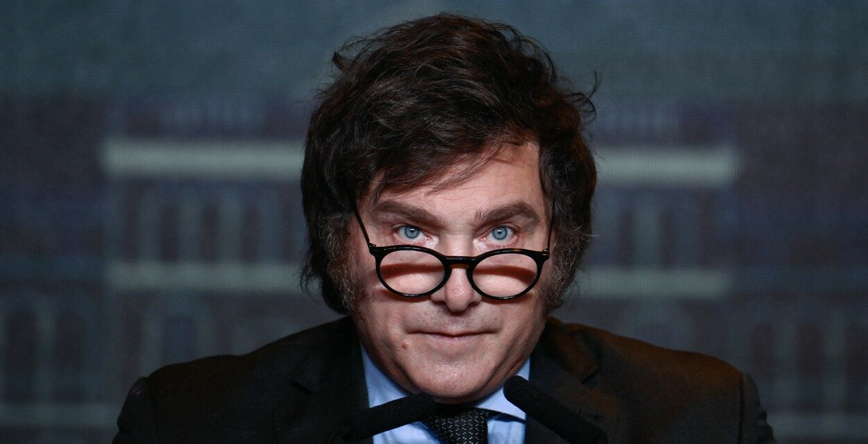 Javier Milei, ATACAT cu pietre și sticle în Buenos Aires! Președintele Argentinei, evacuat în grabă de ofițerii de securitate