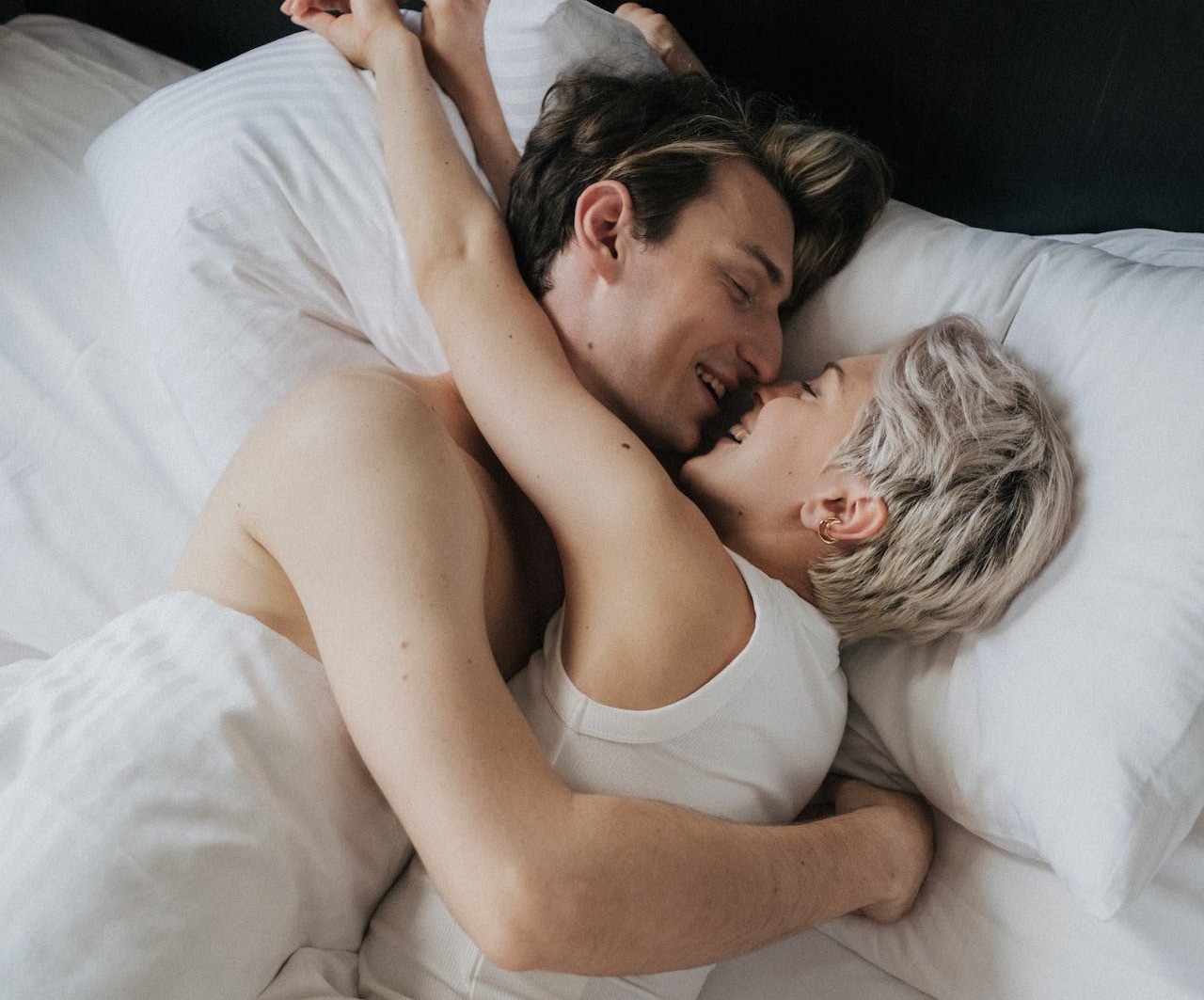 Studiu. De câte ori se îndrăgostește un om în viață. Există unica iubire, „sufletul pereche” este o fantomă?