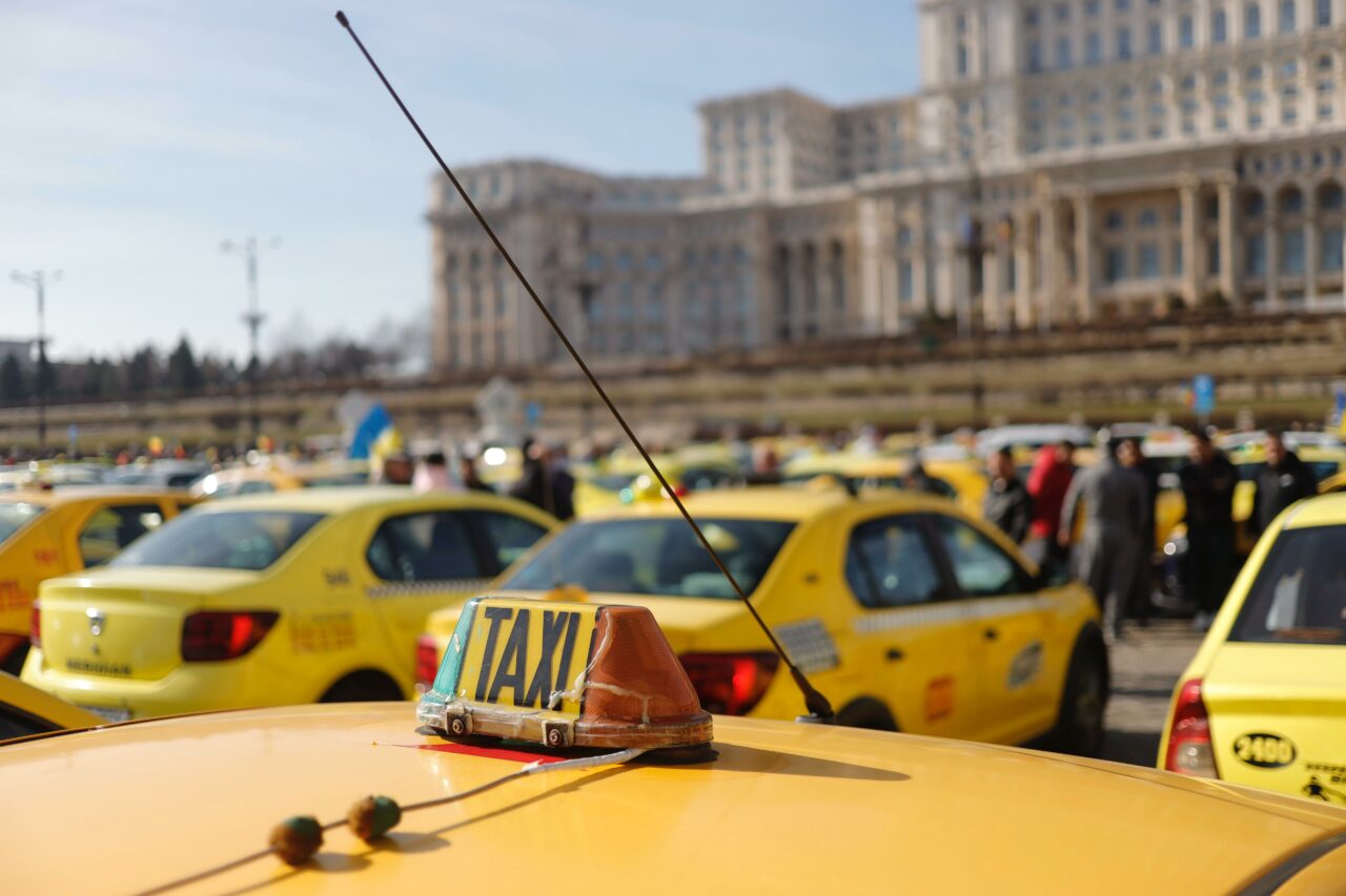 Taxi cartel pe Otopeni. Consiliul Concurenței a amendat COTAR și 18 companii care s-au  asociat ca să elimine de pe piață un operator de transport
