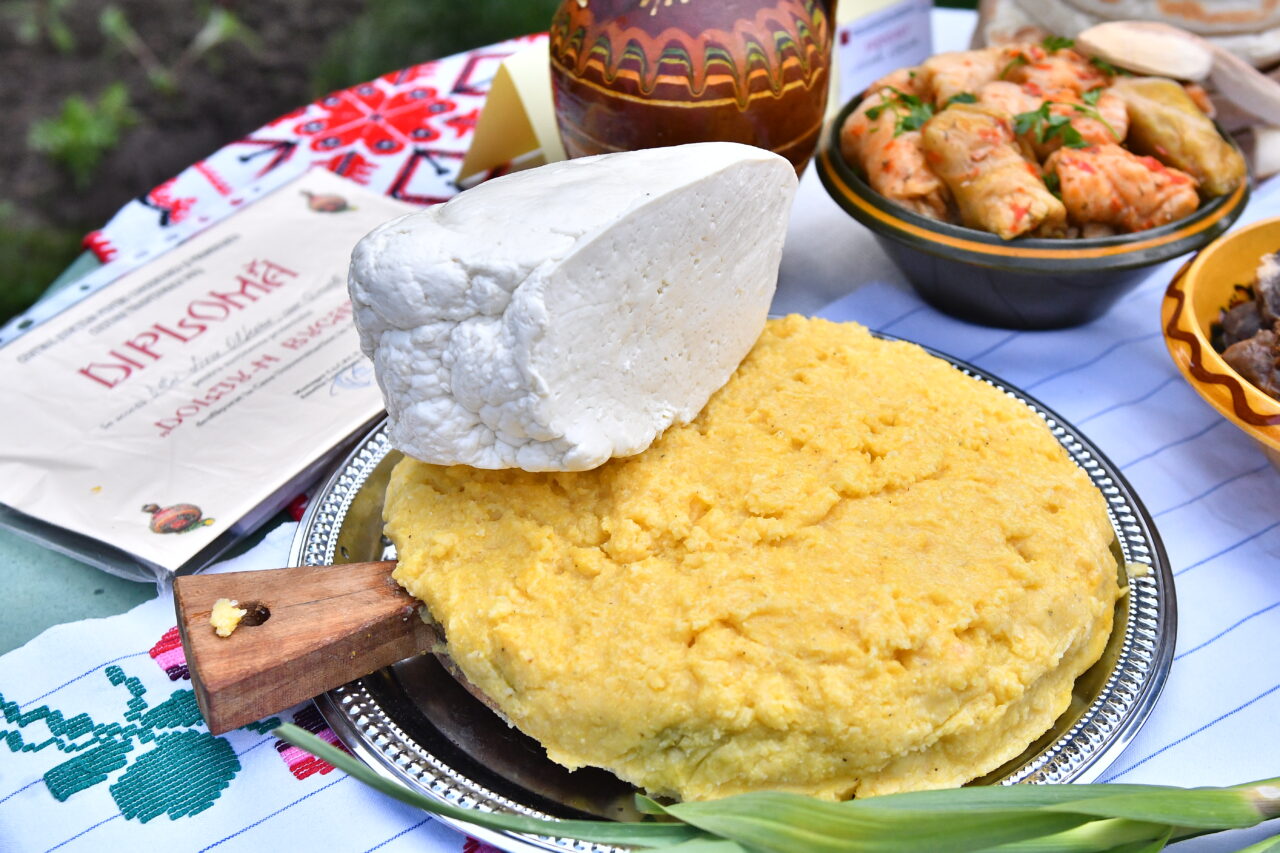 Indignare în rândul iubitorilor de mămăligă cu brânză. Cât costă o porție din celebrul preparat la Târgul de Crăciun din Craiova