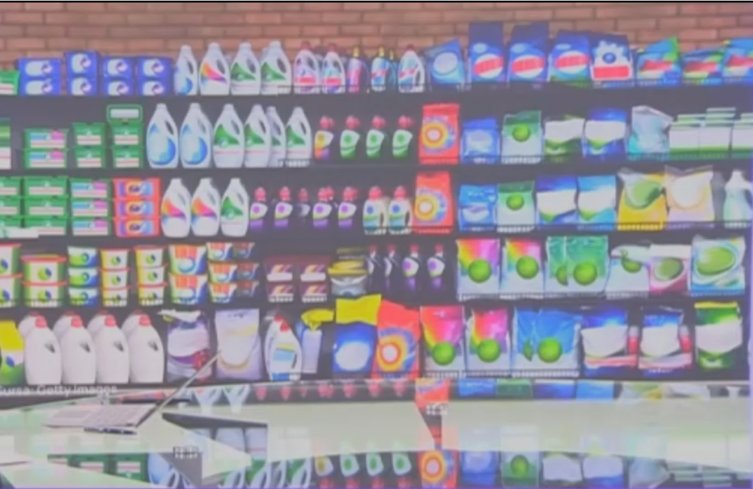 Produsul banal care are întrebuințări surprinzătoare. Ce poți să cureți cu detergentul de rufe