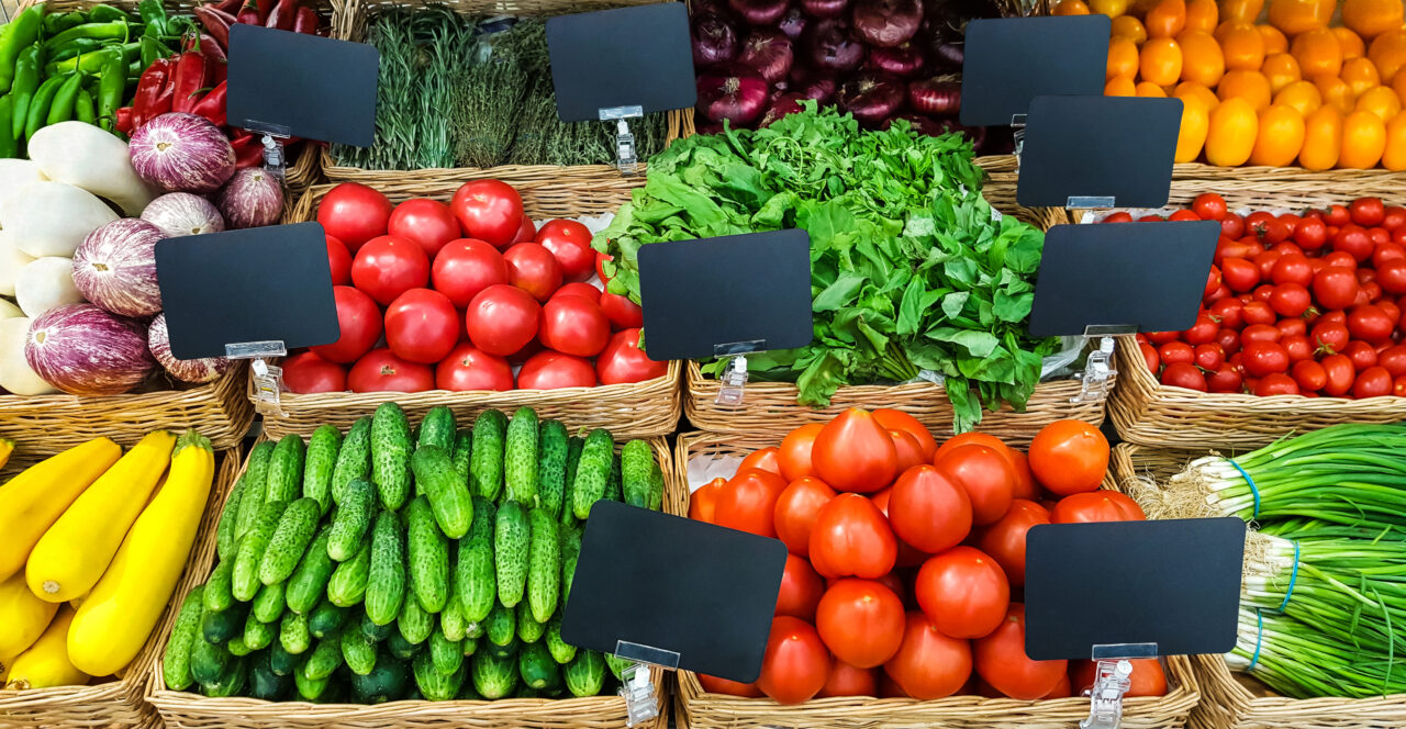 Țara noastră are un potențial agricol uriaș, dar românii mănâncă cele mai puține fructe și legume din UE. În schimb, fac coadă la măcelării