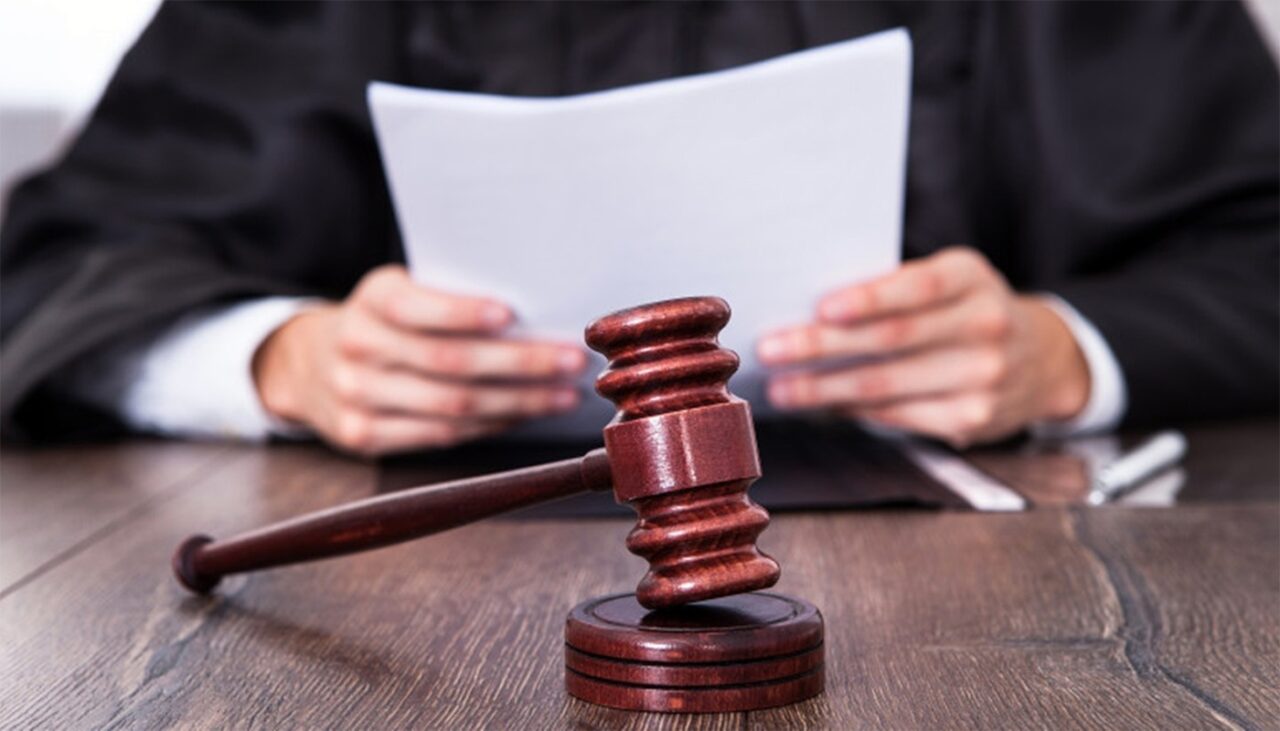 Un bărbat a fost condamnat după ce și-a lovit fosta iubită, deși aceasta și-a retras plângerea