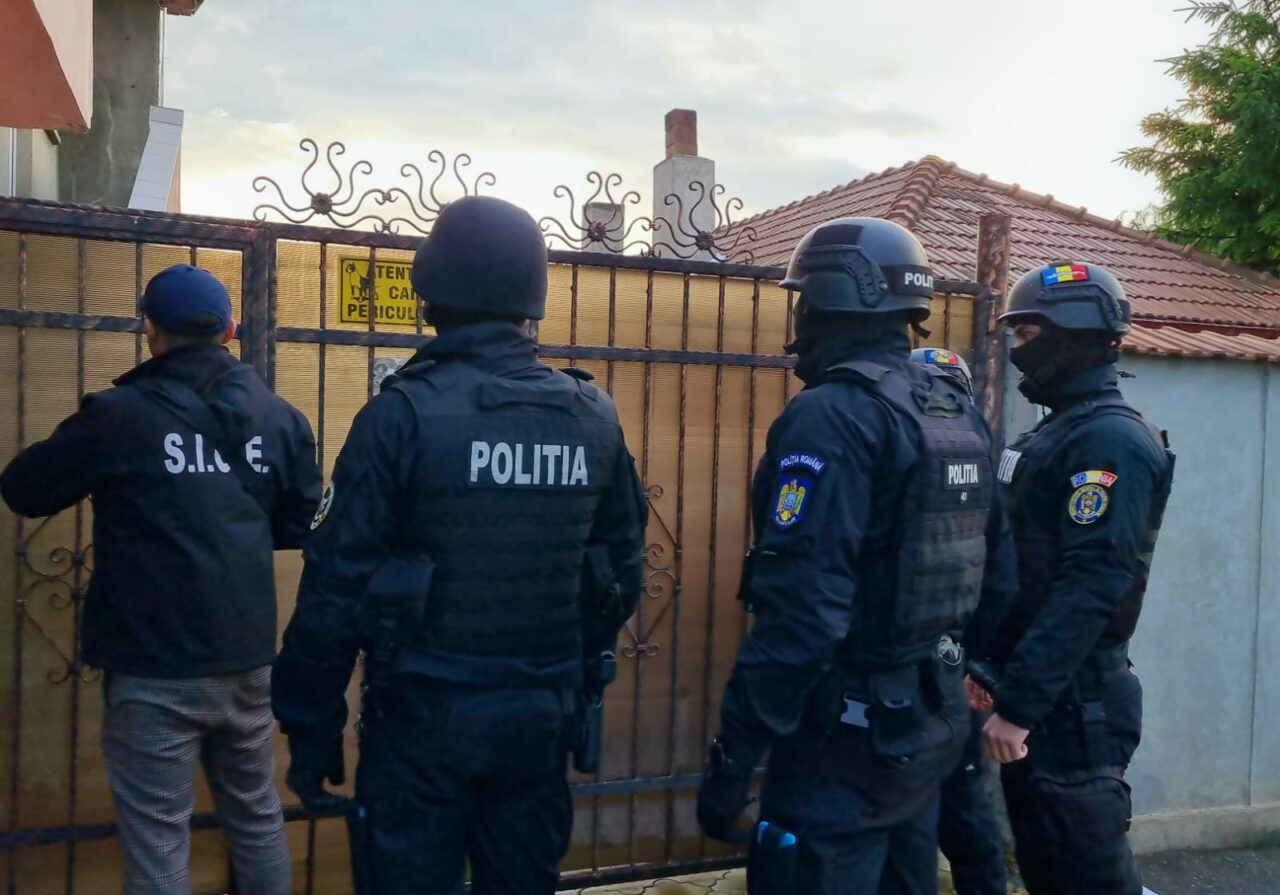 Percheziții la o fabrică ilegală de acte și diplome. Polițiștii au descins în 10 județe, iar șapte persoane au fost conduse la audieri