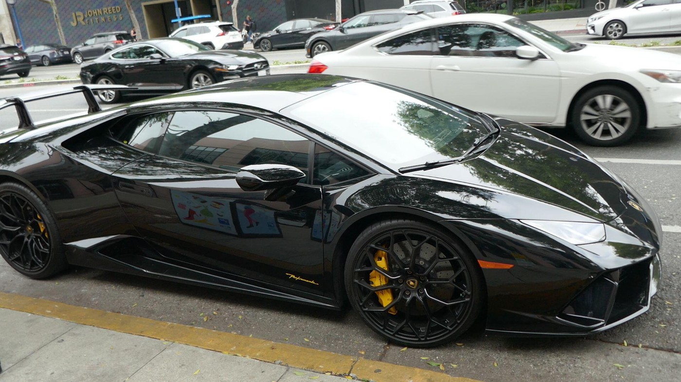 Un italian avea vilă și Lamborghini, dar trăia din salariul minim. Cum au demascat polițiștii schema bărbatului