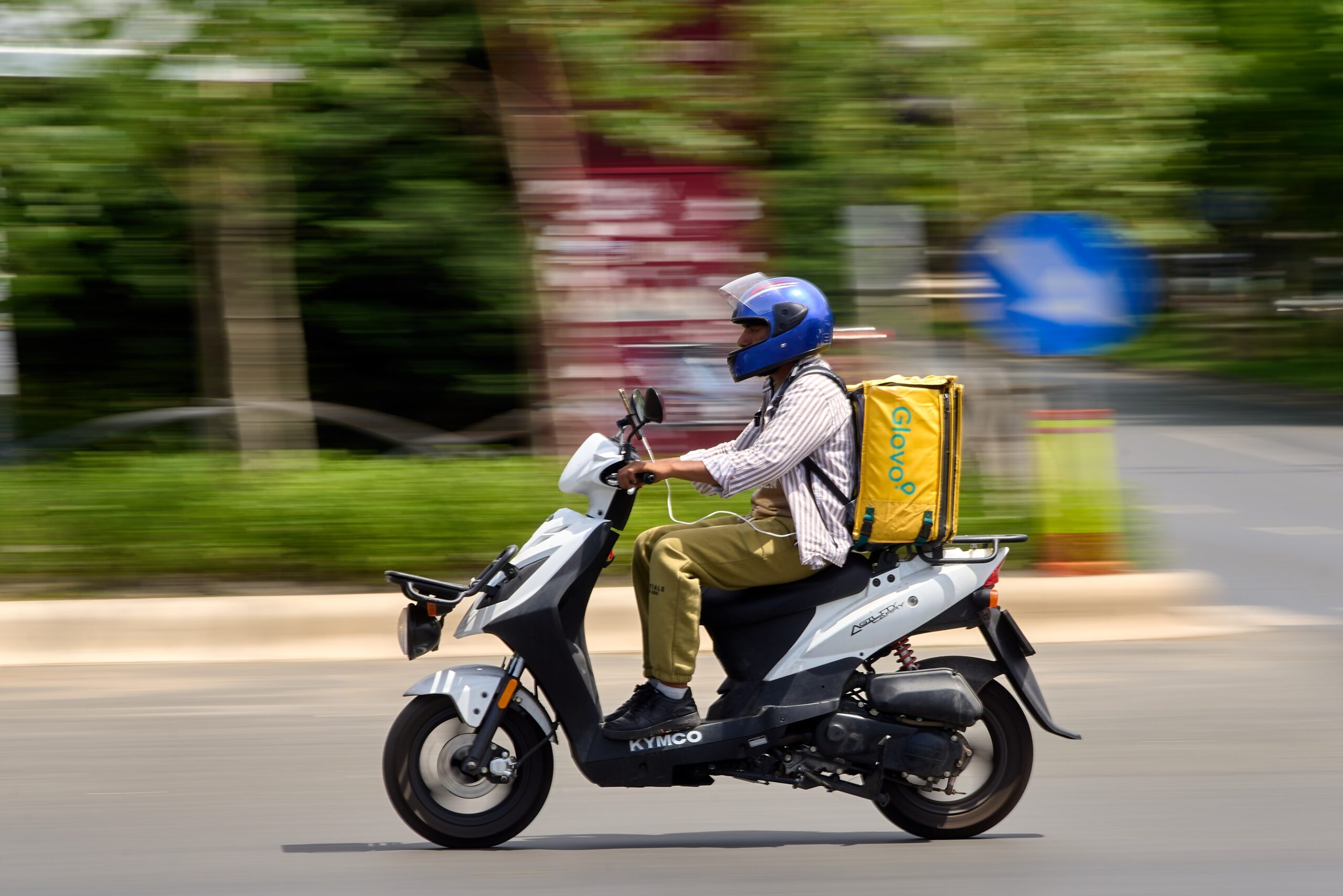Trei livratori din București, bătuți și cu motoscuterele distruse