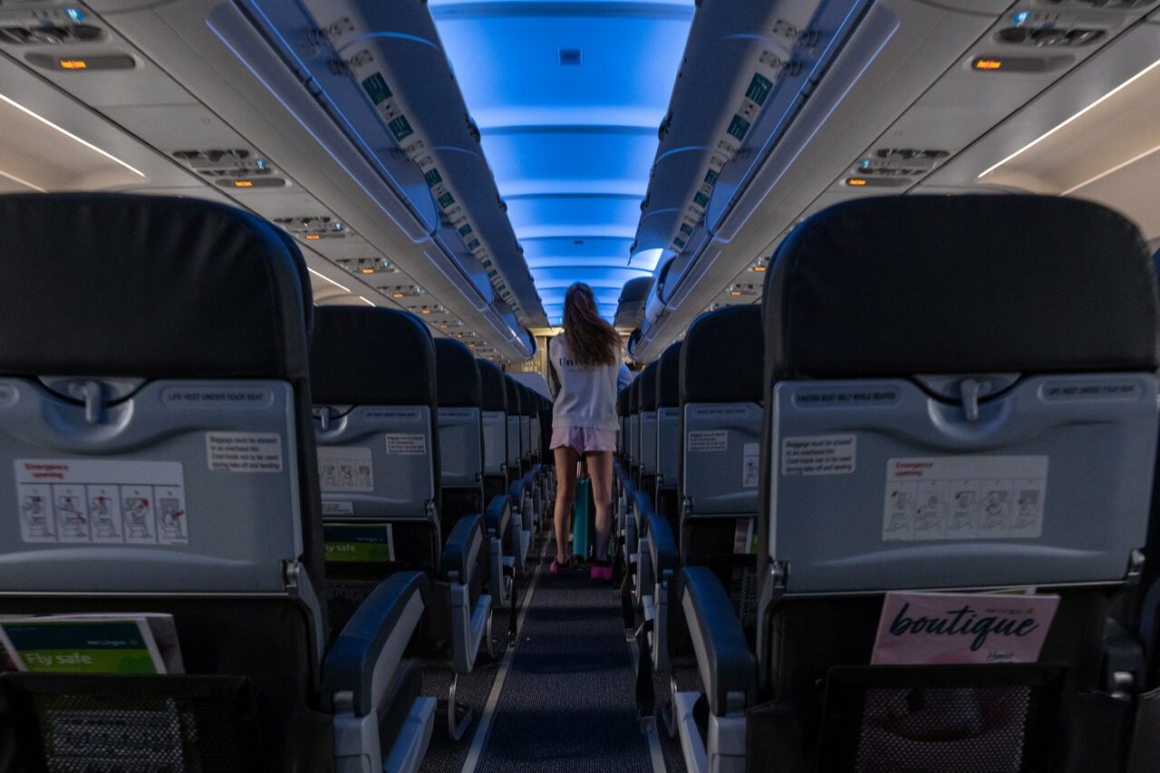 Sfaturile unei stewardese. Ce vestimentație ar trebui să eviți pentru a nu te umple de mizerie și penibil în avion