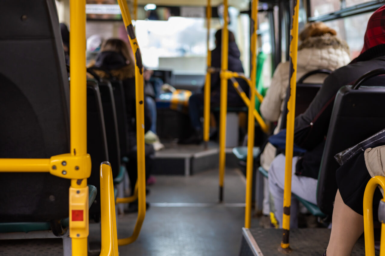 Transportul în comun va fi doar 1 leu pe zi. Măsura luată de un oraș din România din cauza scumpirilor la carburanți