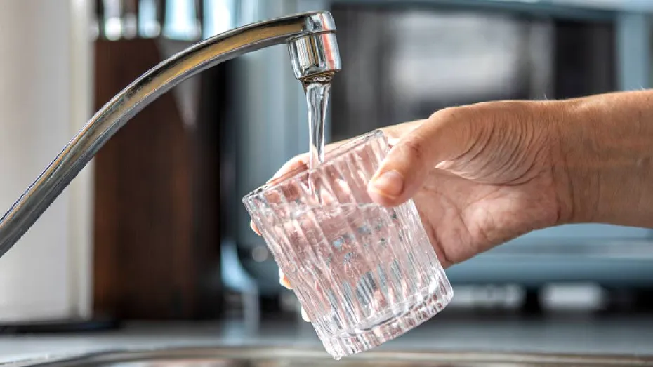 Este mai bine să bei apă rece sau caldă? Experții explică care este mai sănătoasă.