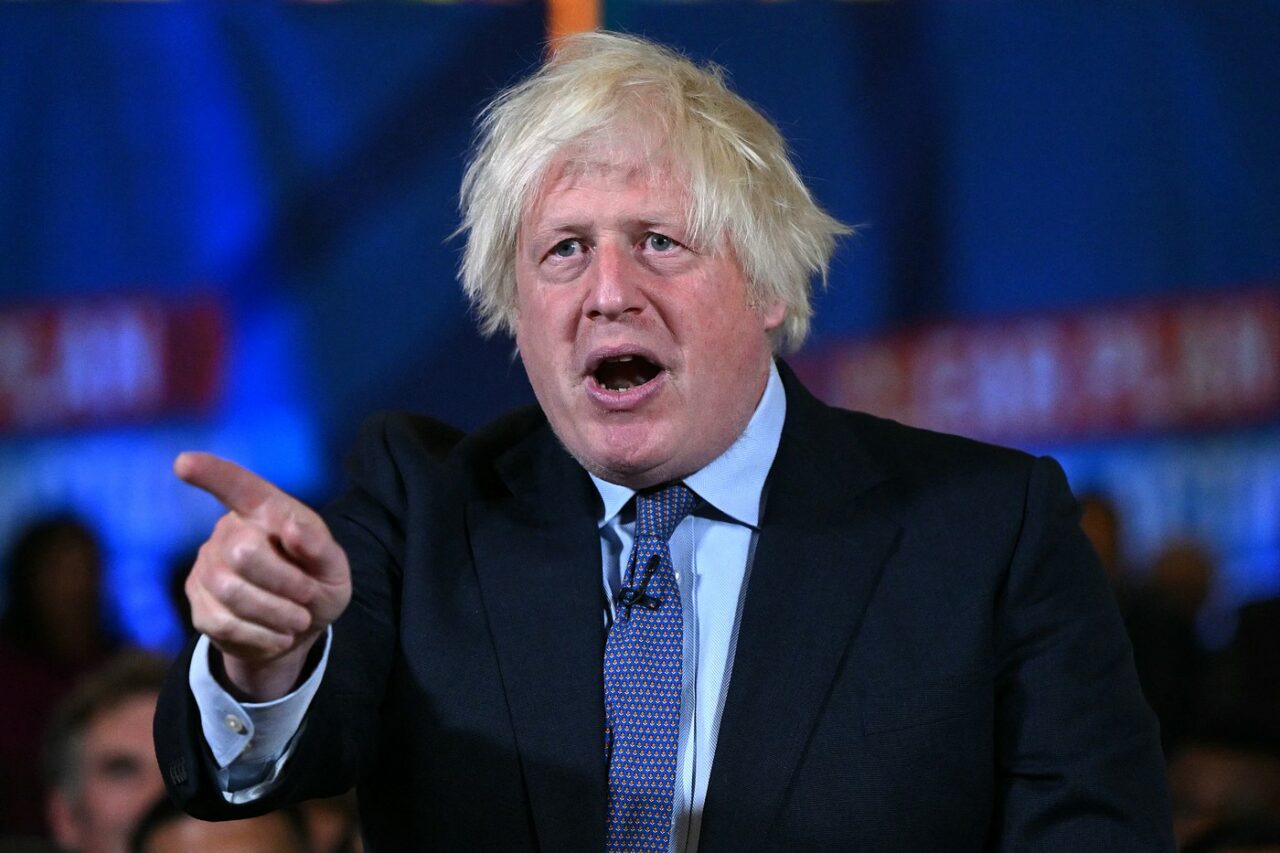 Fostul premier britanic Boris Johnson, acuzat că și-a luat concediu în plină criză COVID. A declarat că a lucrat, dar și-ar fi plimbat câinele și ar fi ieșit cu motocicleta