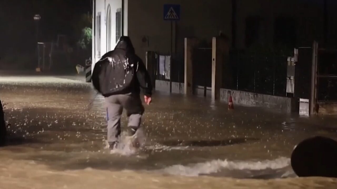 Pericol de INUNDAȚII în mai multe zone din țară. Secretarul din Ministerul Mediului: „În următoarele 24 de ore va ploua mai mult decât într-o lună”