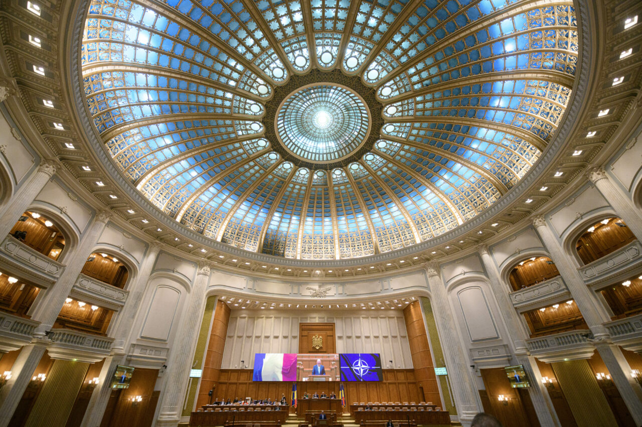 Pe lângă cei 464 de parlamentari, LUNAR se cheltuie suplimentar 1 milion euro cu angajații aleșilor