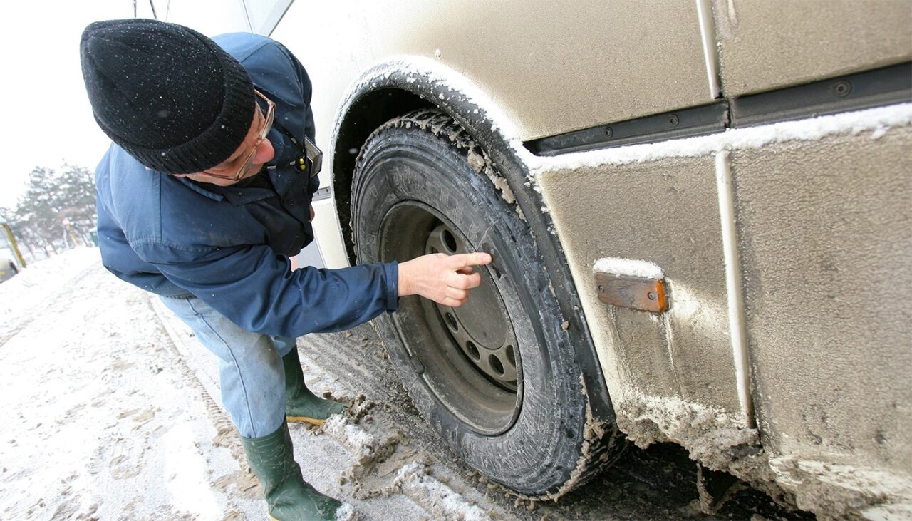 Cum poți lua amendă chiar dacă ai anvelope de iarnă. Ce urmăresc polițiștii