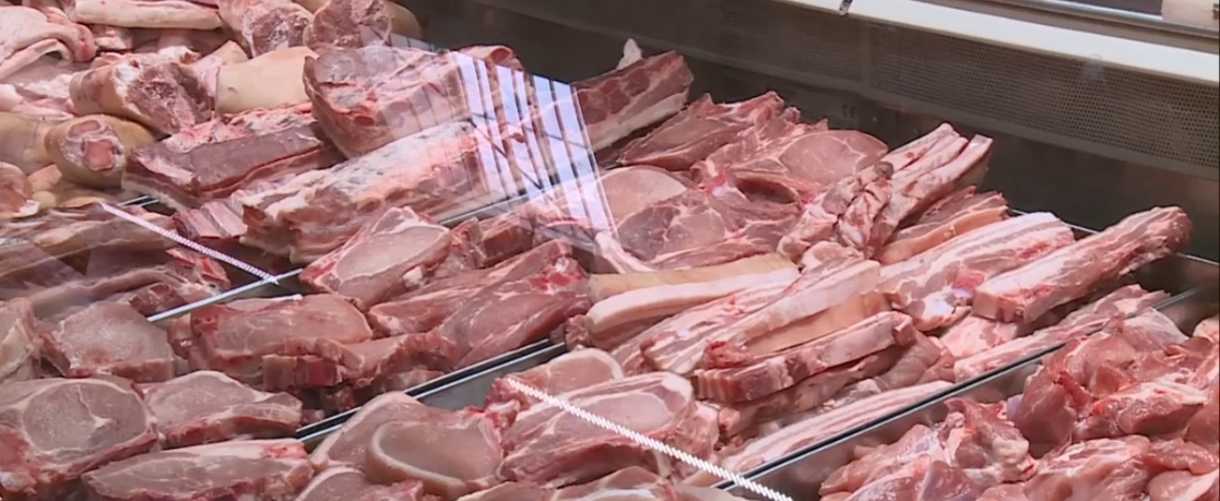 Românii sunt loviți din plin de scumpiri. Cât costă carnea de porc, jumările și șoriciul