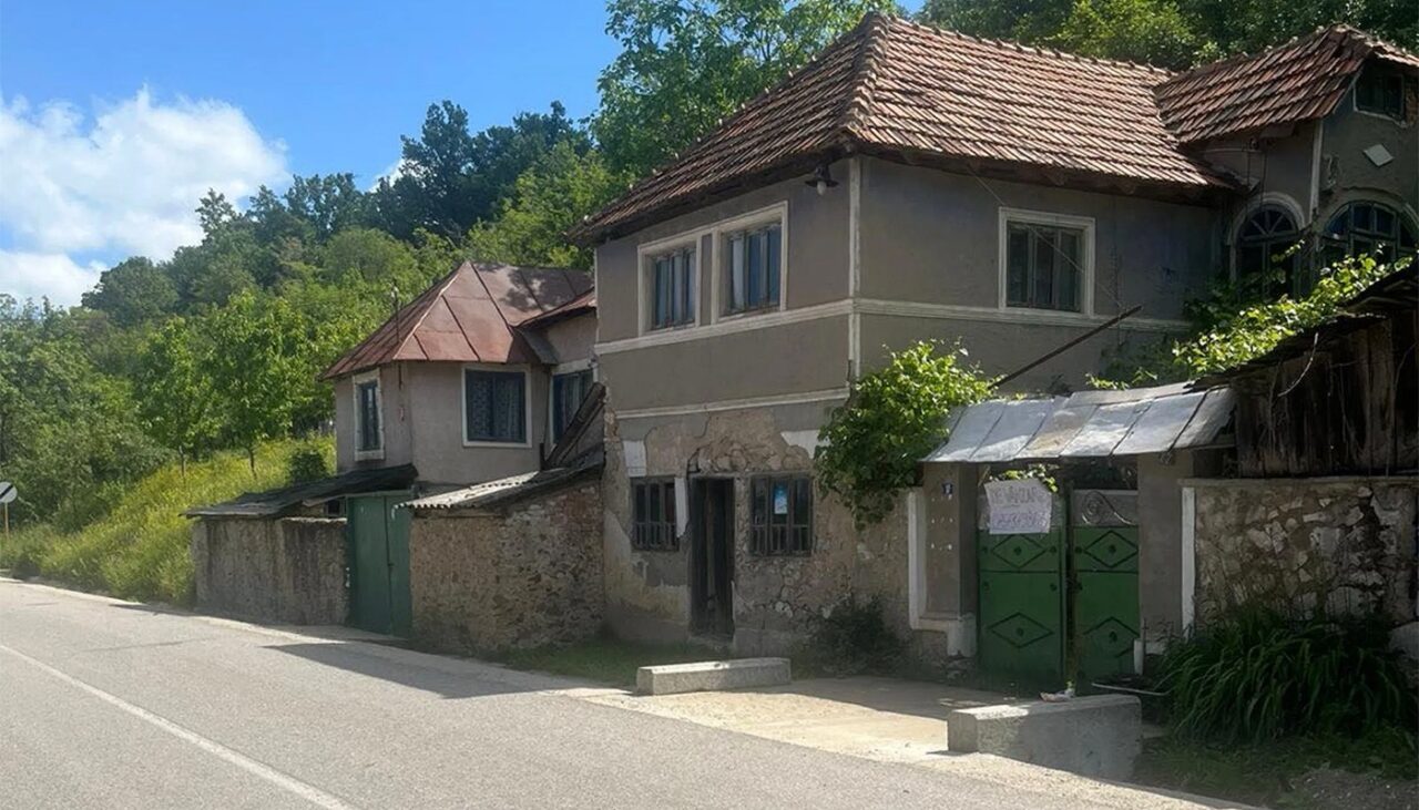 Ofertă imobiliară de neratat: Casă cu teren generos și beci cât toată locuința, la preț de garsonieră. Mai mult, te poți muta oricând în ea