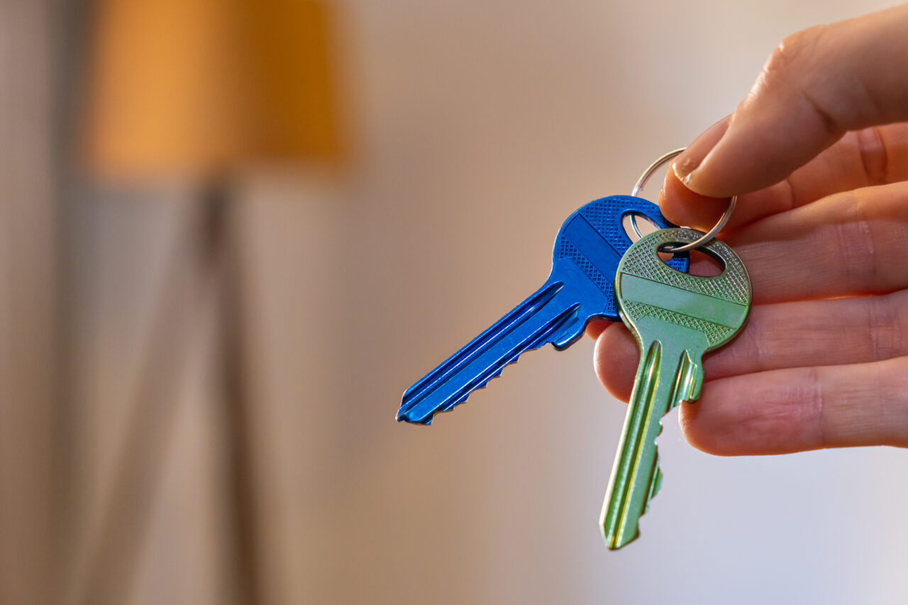 Cazul ciudat al unei femei din IAȘI care a moștenit un apartament și a ajuns datoare sie însăși. De ce nu poate nici măcar să intabuleze proprietatea