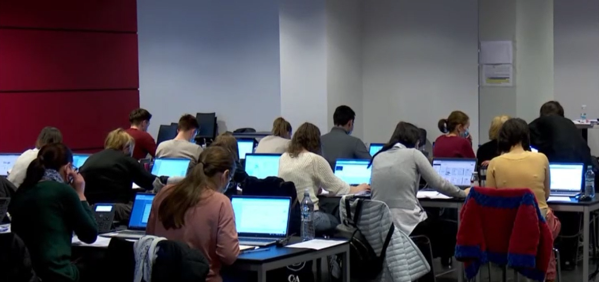 Precedent. Părinții unui copil au fost amendați pentru fotografiile nud fabricate de fiul lor cu ajutorul inteligenței artificiale