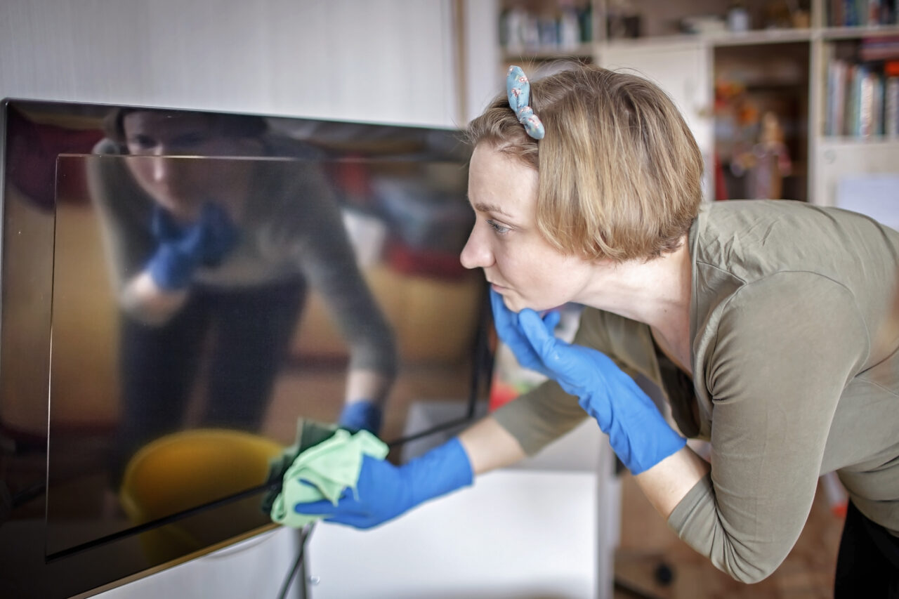 TRUCUL prin care să cureți ecranul televizorului, fără zgârieturi. Cele trei lucruri care trebuie evitate