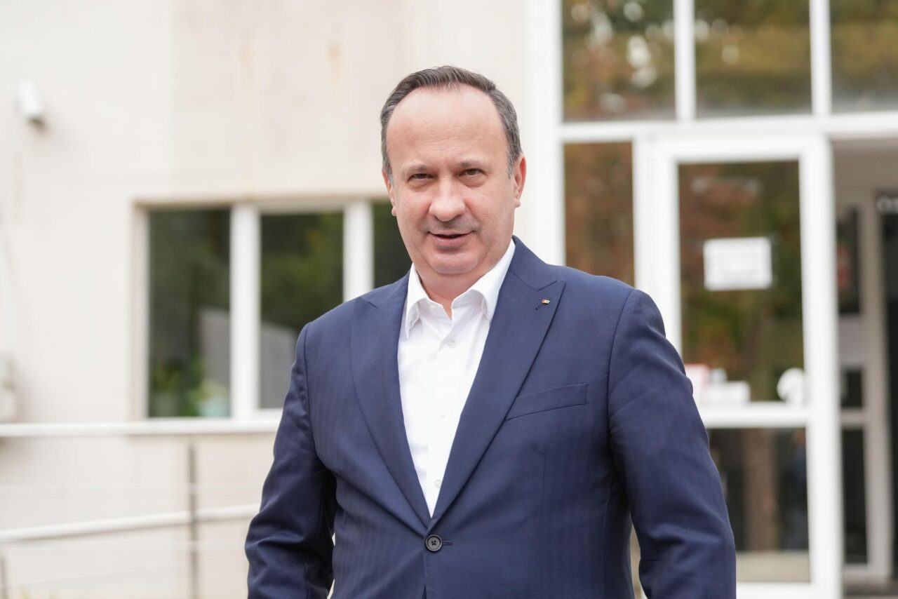 Oana Gheorghiu i-a scris social democratului Adrian Câciu să nu voteze moţiunea. Câciu i-a răspuns: „Pa, Oana! Ia-l şi pe Ilie”