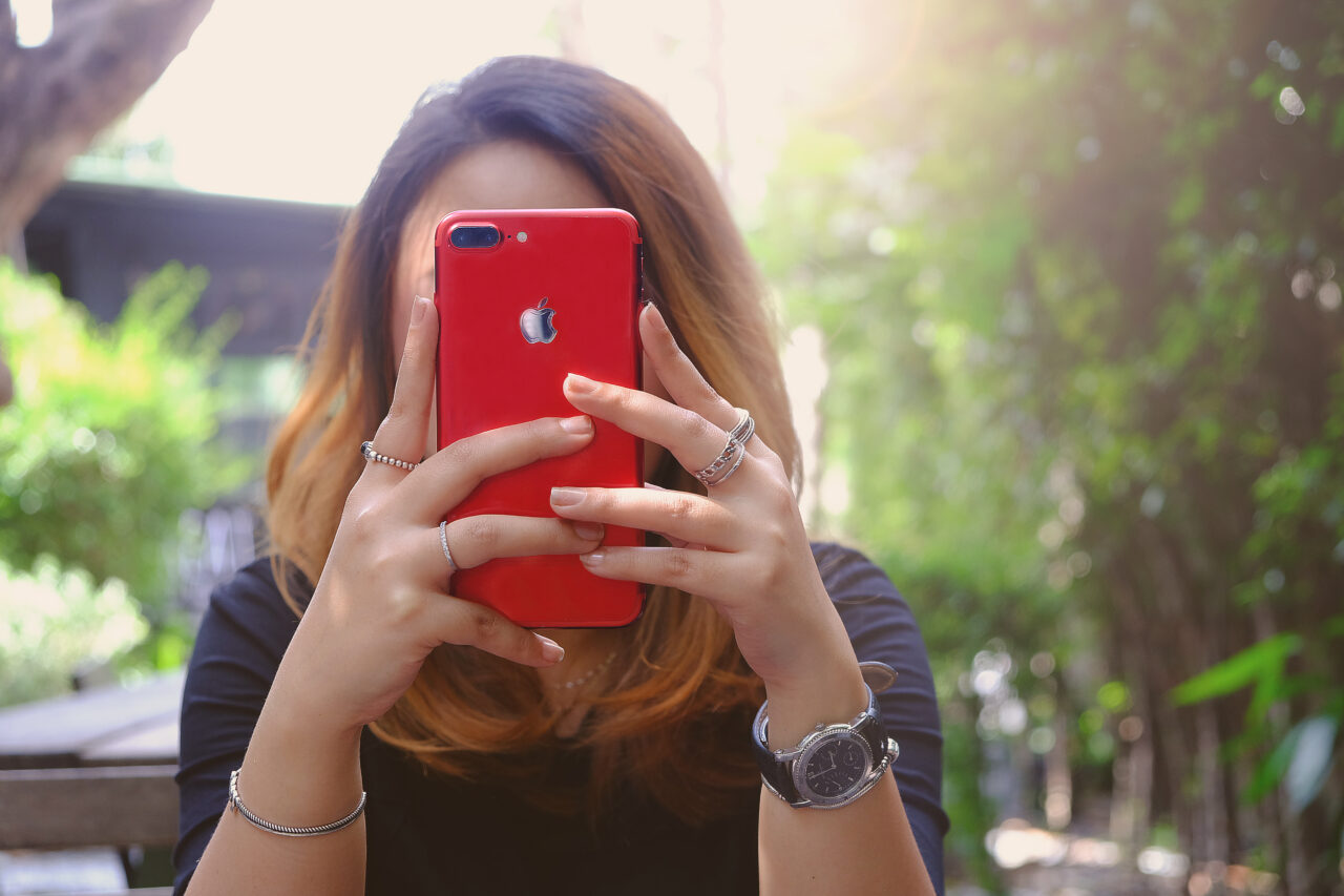 Nouă emoji-uri noi vor ajunge pe smartphone-ul tău în 2026, inclusiv o față mijită și o murătură. Ce semnificații neașteptate au