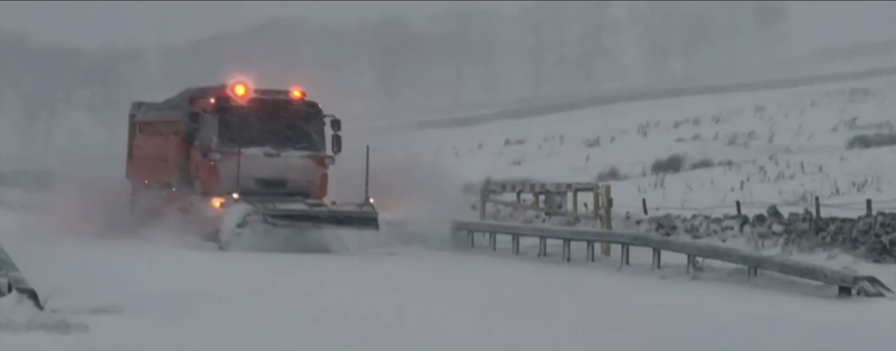 Utilajele de deszăpezire intervin în zona montană a județului Brașov, unde se semnalează lapoviță și NINSOARE
