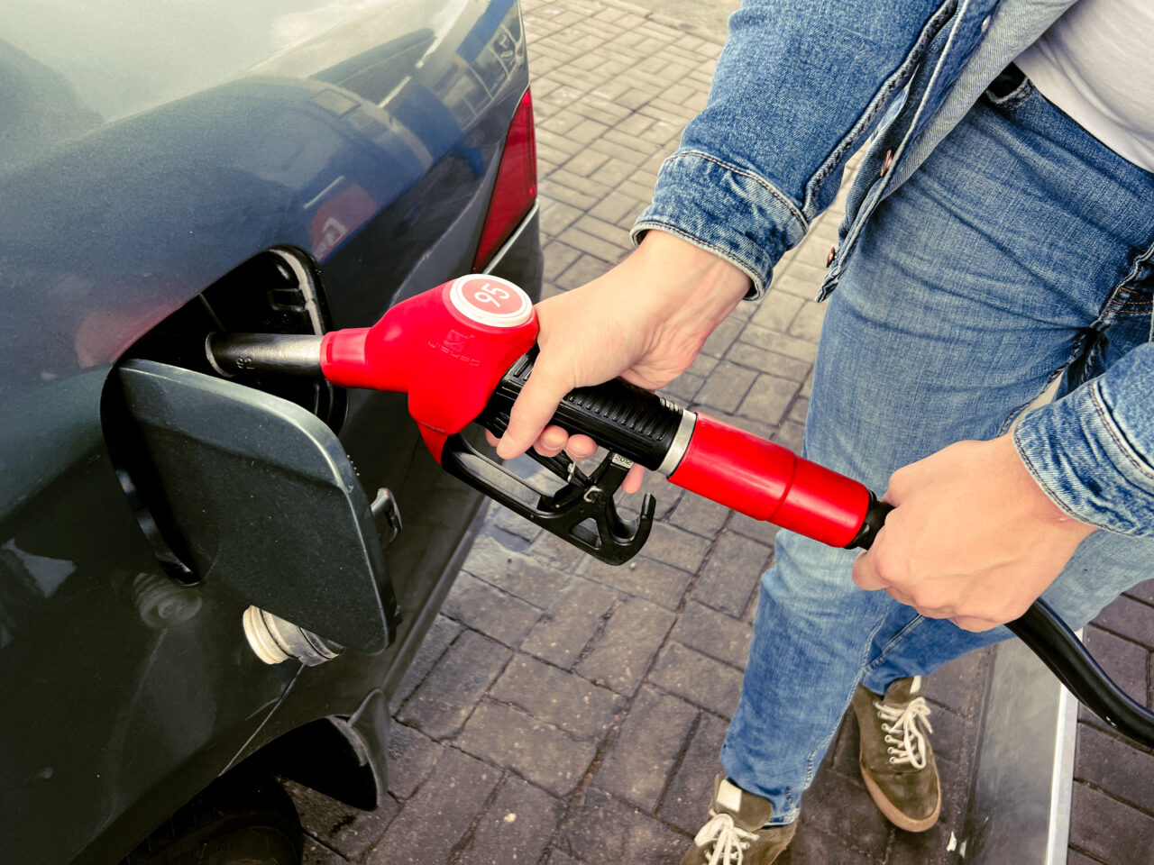 Românii plătesc mai mult decât ungurii pentru un litru de benzină. Ce diferențe de preț sunt