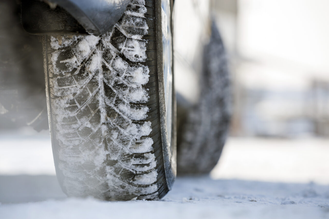 Când sunt obligatorii ANVELOPELE de iarnă conform Codului Rutier 2025? Ce alte echipamente trebuie să ai în mașină