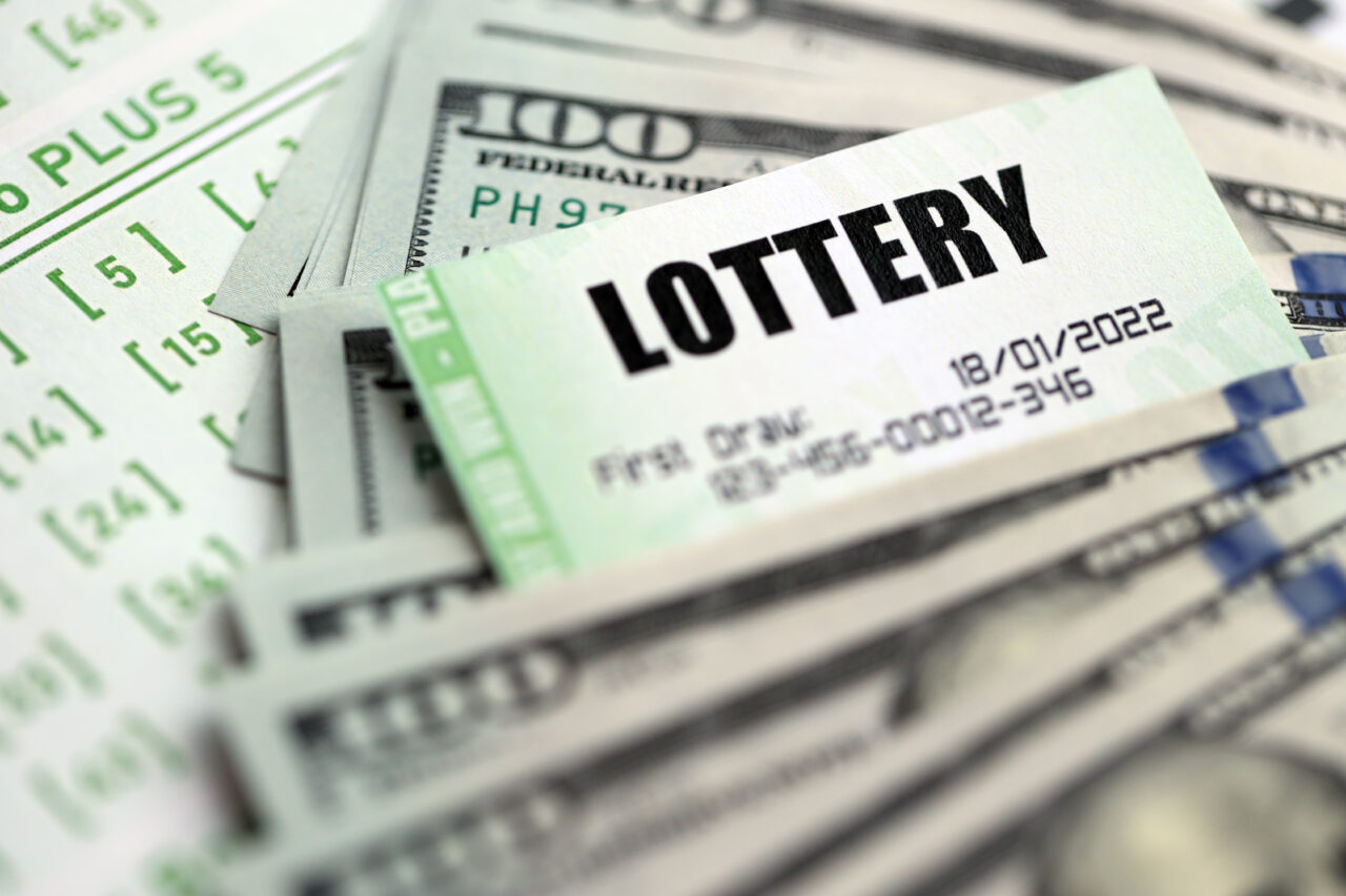 O româncă din Italia a câștigat 500.000 de euro cu un bilet loto pe care a dat doar 5 euro