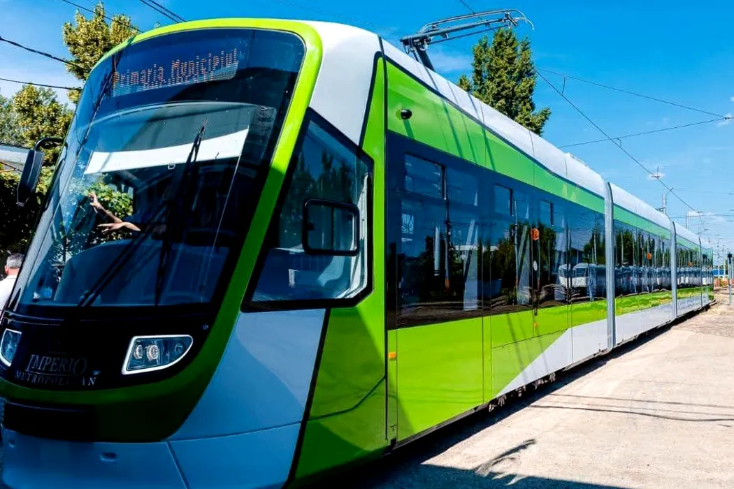 Accident între un autobuz STB și un tramvai în București. Un pasager a fost rănit