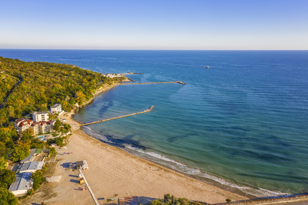 Avertismentul specialiștilor după ce Marea Neagră s-a încălzit cu 1 grad. Cum au contribuit turiștii?