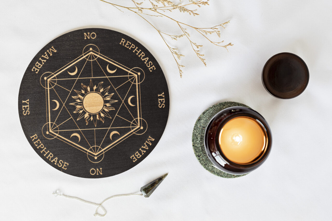 Horoscop 17 noiembrie 2025. TAURII devin precauți la locul de muncă