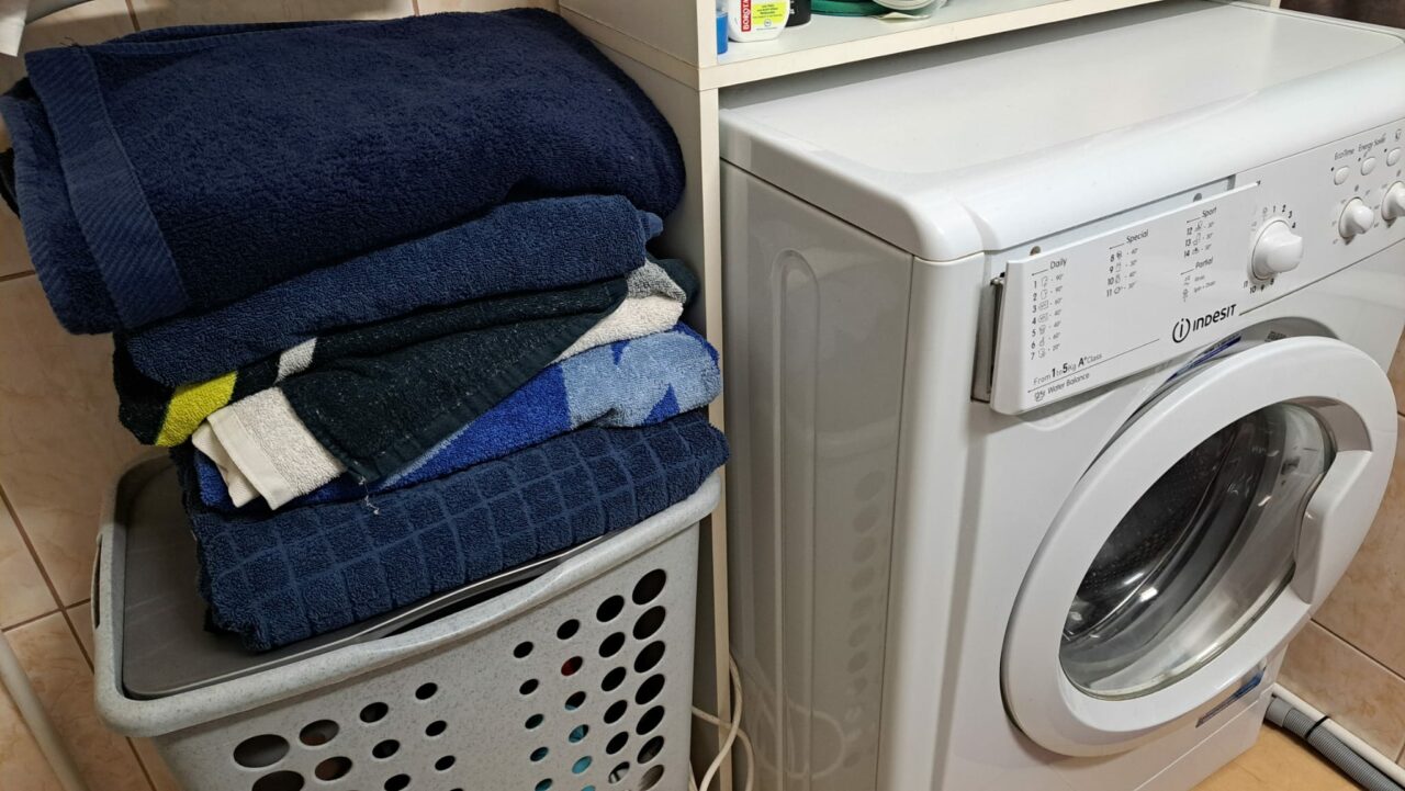 Greșeala pe care o faci atunci când rămân pete de detergent pe hainele spălate