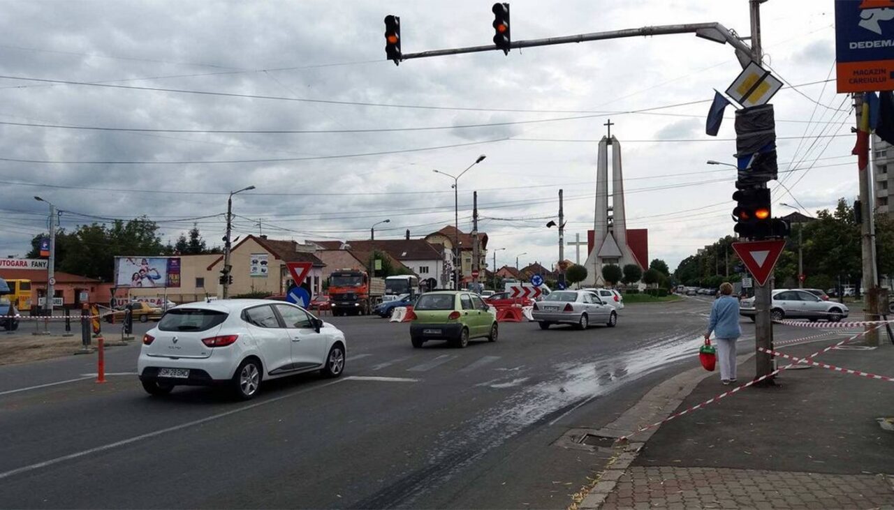 Ce RISCĂ șoferii care trec pe culoarea galbenă a semaforului. Regulile sunt stricte, iar Codul Rutier din 2025 stabilește clar sancțiunile