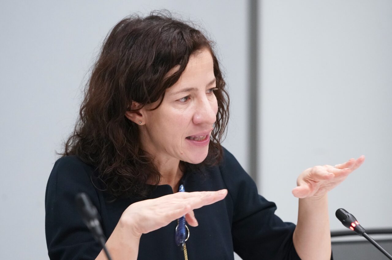 UE vrea să creştem salariul minim pentru cei ce muncesc/Roxana Mînzatu: „Felicit România pentru transpunerea directivei în legislația națională”