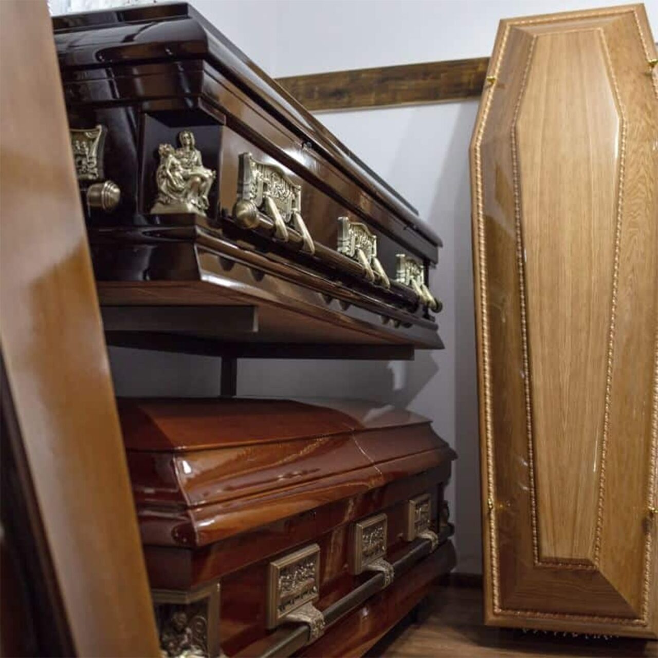 Un bărbat și-a făcut apariția la propria înmormântare, după ce și-a înscenat MOARTEA. Cum au reacționat apropiații, când l-au văzut viu