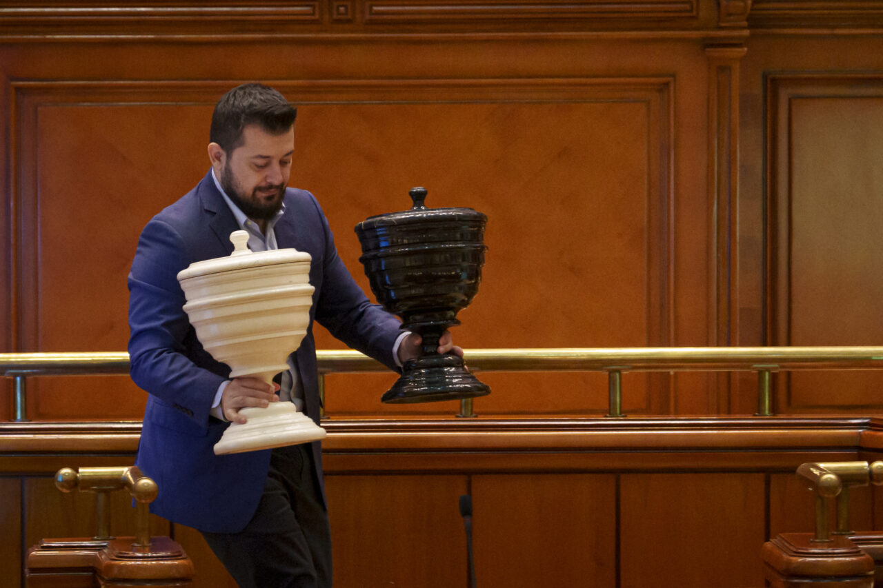După ce au încercat să corupă parlamentari PSD şi AUR să-l susțină pe Bolojan, membrii USR îi „dau în gât”: Mărgele în urne în loc de bile