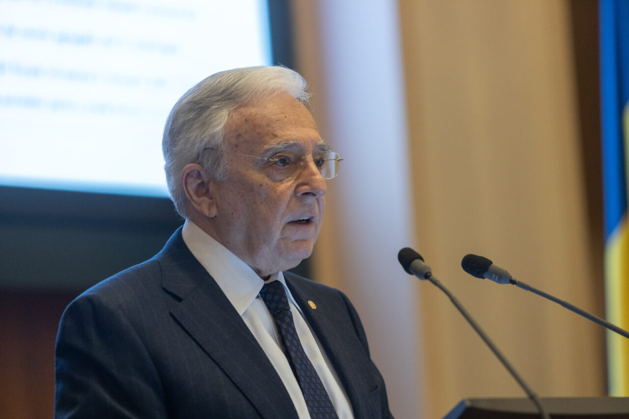 Guvernatorul BNR critică lipsa educației financiare: Îl ia pe bietul ROBOR de dimineaţă până seara și îl tăvăleşte, îl face marele duşman al României