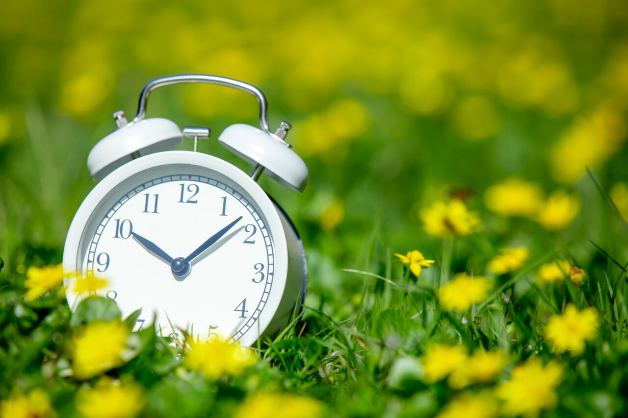 Ora de vară 2026. Când „dăm ceasurile înainte”. Cum este afectat „mersul trenurilor”