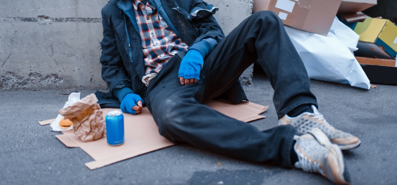 Om al străzii, angajat chiar de magazinul în fața căruia cerșea. Ce muncă face bărbatul de 41 de ani