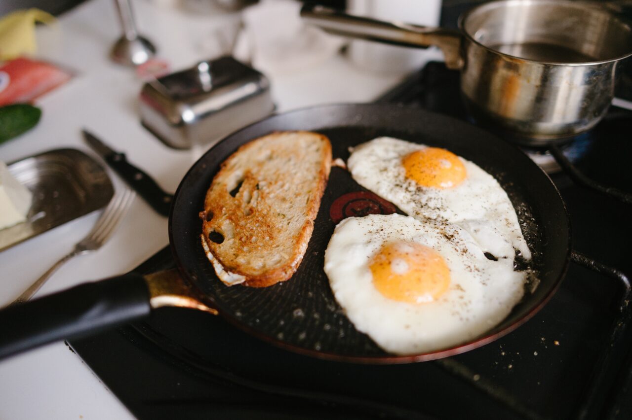 Specialiștii spun în ce tigăi este sigur să gătești și de ce e recomandat să renunți la teflon