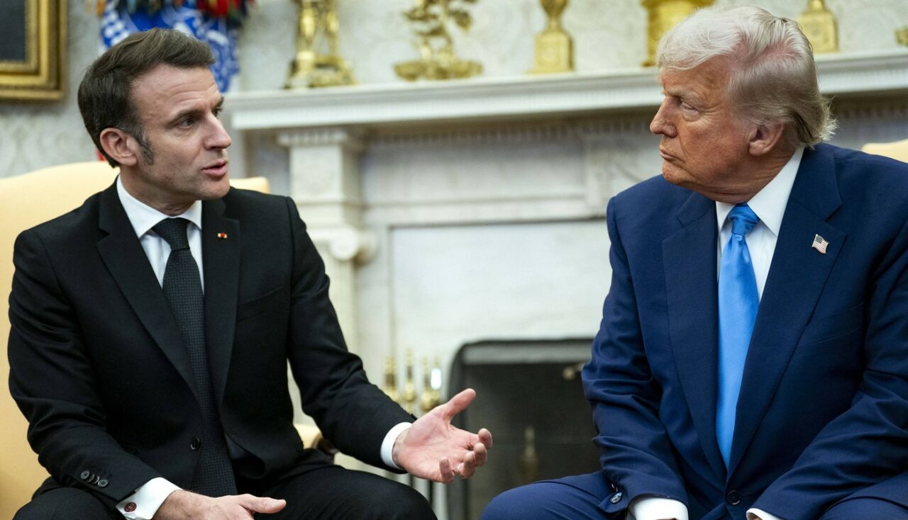 AMENINȚAREA printre dinți a lui Trump la adresa lui Macron, în timp ce-și strângeau mâna în Egipt. Un cititor pe buze a descifrat mesajul. „FĂ-O”