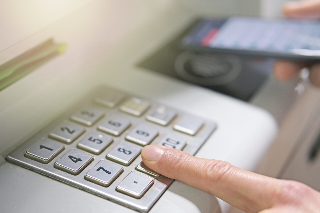 Expertul a dat verdictul: plata cu cardul sau cu telefonul? Ce este mai sigur