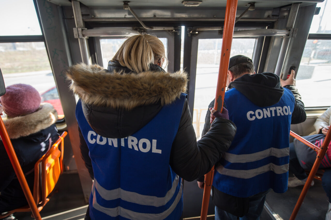 Cărțile de identitate electronice dau bătăi de cap STB. Cum scapă de amenzi călătorii fără bilet