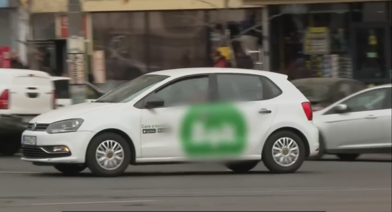 Mesajul unui șofer de ride-sharing, lipit pe tetieră, care a devenit viral pe rețelele sociale. Un client l-a fotografiat și a emoționat internetul