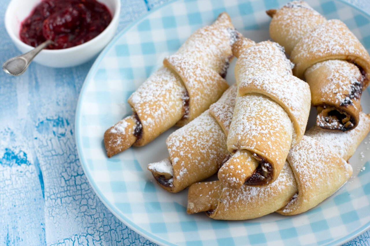 Rețeta tradițională pentru cornulețe fragede și delicioase. Ce ingredient secret folosesc gospodinele pentru aluat