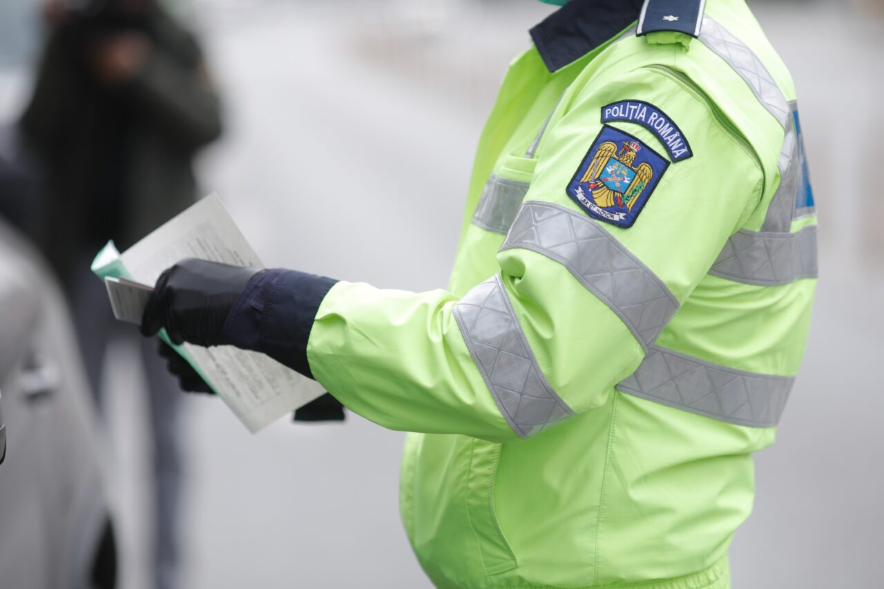 Regula pe care mulți șoferi din România o încalcă zilnic. Amenda este uriașă