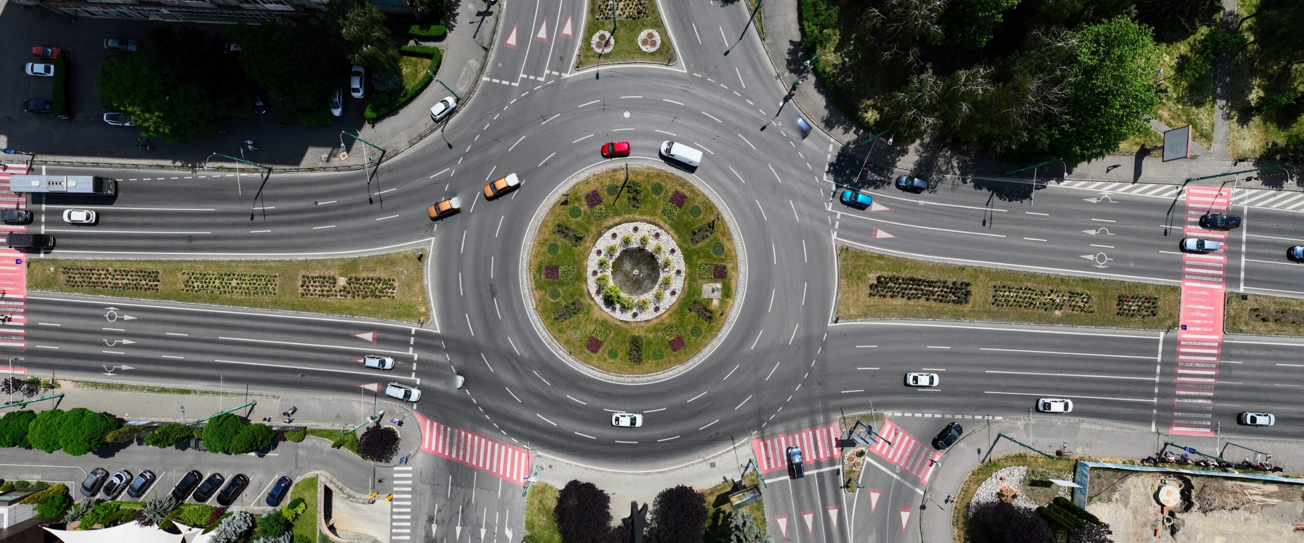 Codul Rutier 2025 | Ce se întâmplă dacă întorci în sensul giratoriu. Regula de aur pe care șoferii trebuie să o respecte