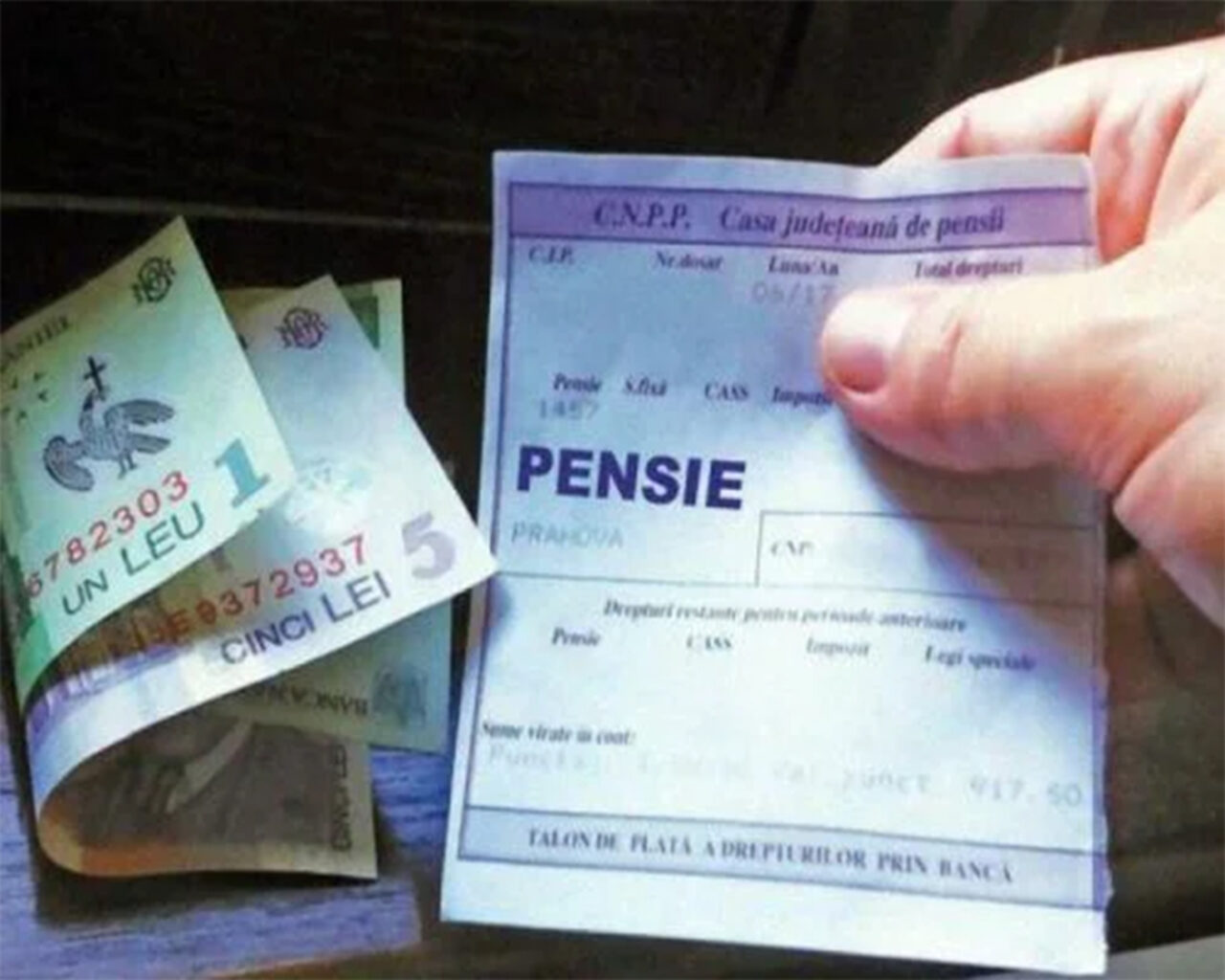 Pensionarii primesc banii mai devreme. Când intră pensia pe card în octombrie, dar și când vine la ușă